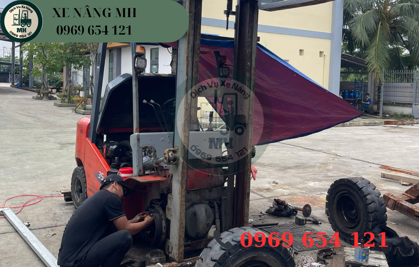 Kỹ thuật viên xe nâng nhiều năm kinh nghiệm – Xe Nâng MH