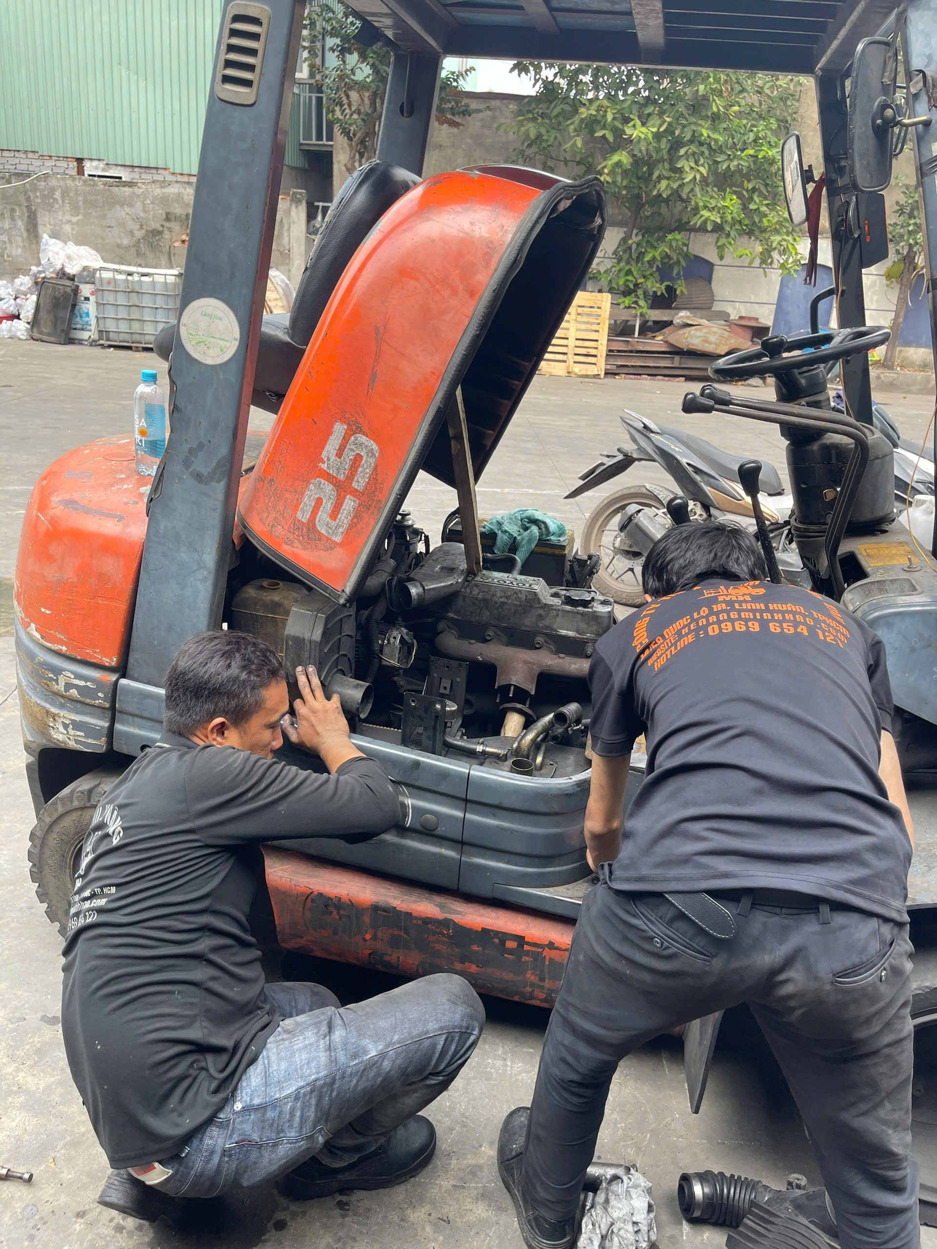 Kiểm tra hệ thống phanh xe nâng công nghiệp.