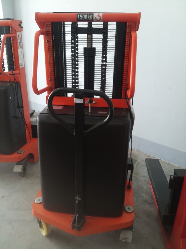 Xe nâng điện bán tự động 1-1.5 tấn CTD