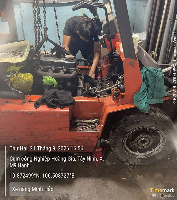 Kỹ thuật viên Xe Nâng Minh Hảo sửa chữa động cơ xe nâng dầu tận nơi tại Cụm công nghiệp Hoàng Gia Tây Ninh