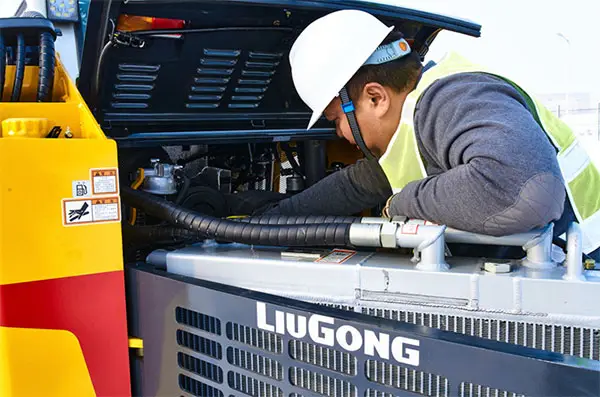 sua-xe-xuc-lat-liugong-3